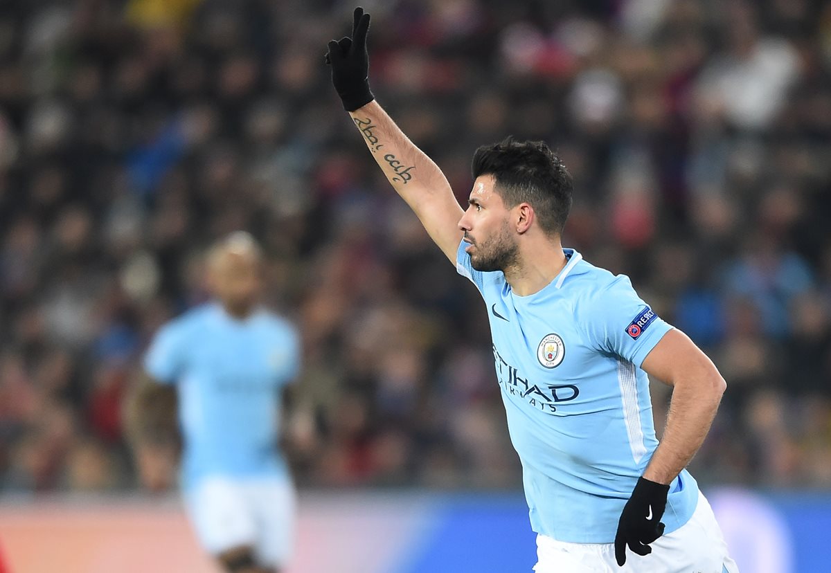 Sergio Agüero celebra a todo pulmón después de anotar. (Foto Prensa Libre: AFP)