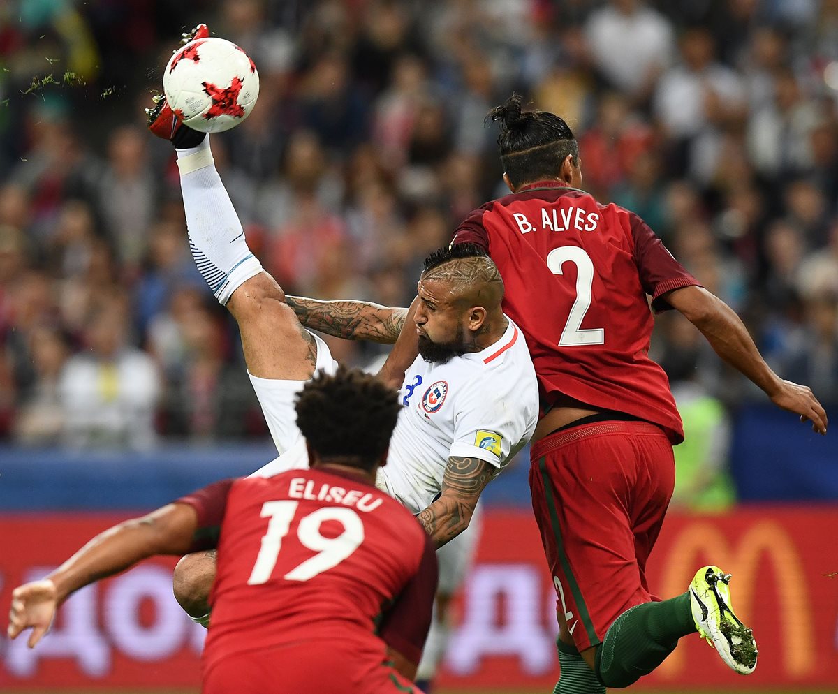 El volante Arturo Vidal intenta un remate de chilena en el área de Portugal.