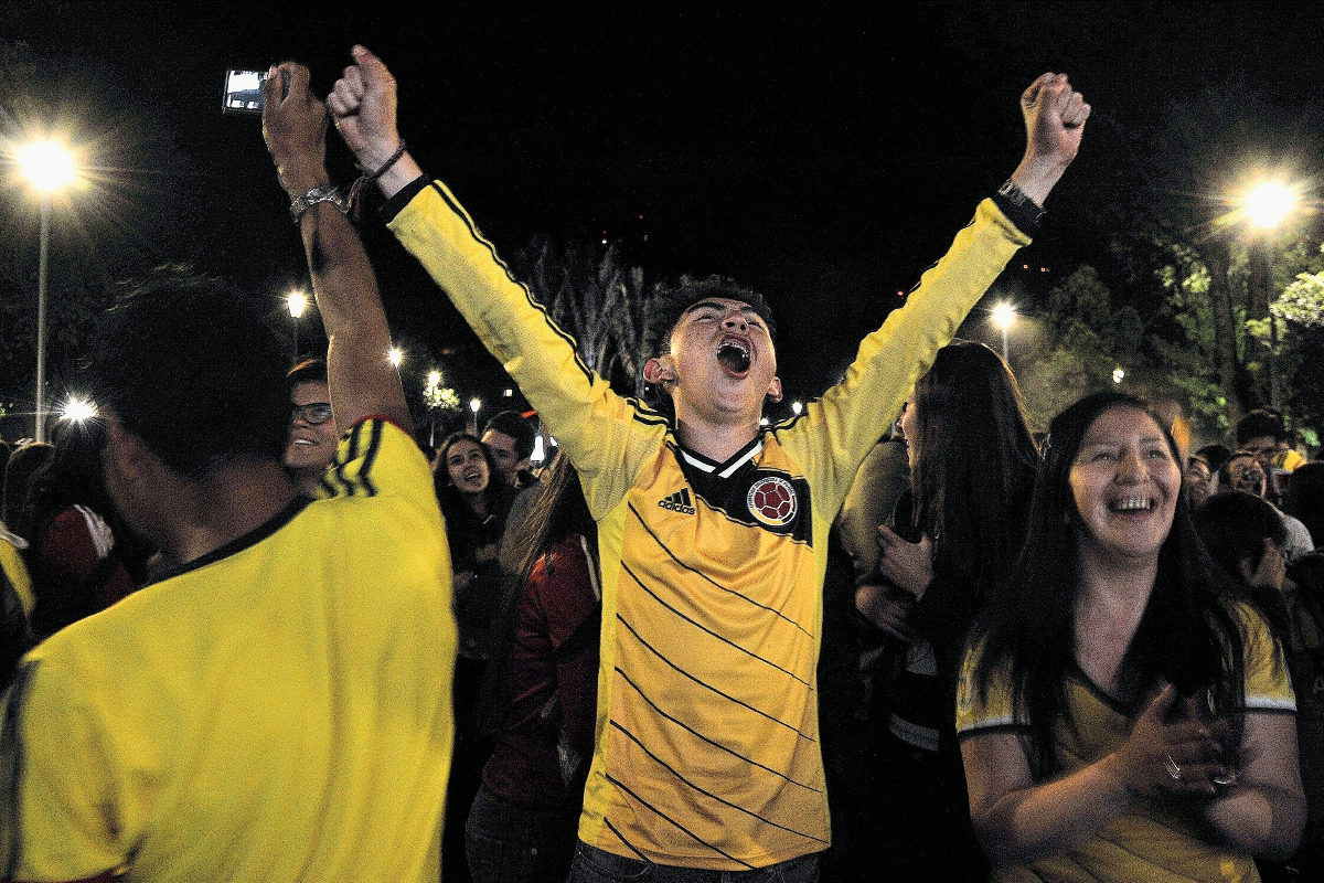 El triunfo de Colombia frente a Brasil lleno de alegría a los colombianos en Bogotá. (Foto Prensa Libre: AFP)