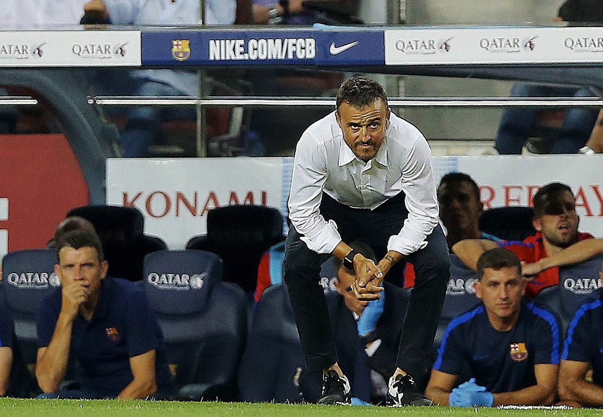 Luis Enrique no pudo esconder sus nervios durante el partido contra el Alavés. (Foto Prensa Libre: EFE)