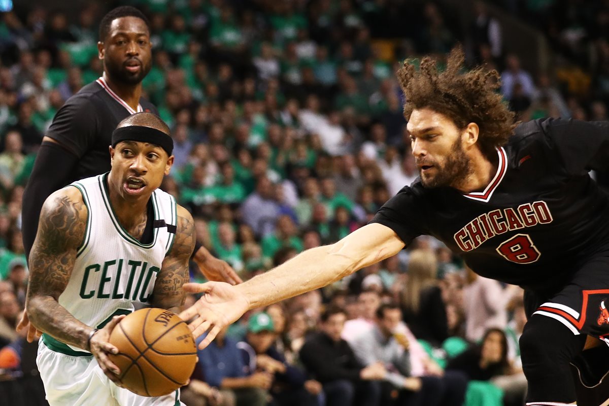 Isaiah Thomas de los Celtics supera a Robin Lopez #8 de los Bulls. (Foto Prensa Libre: AFP)