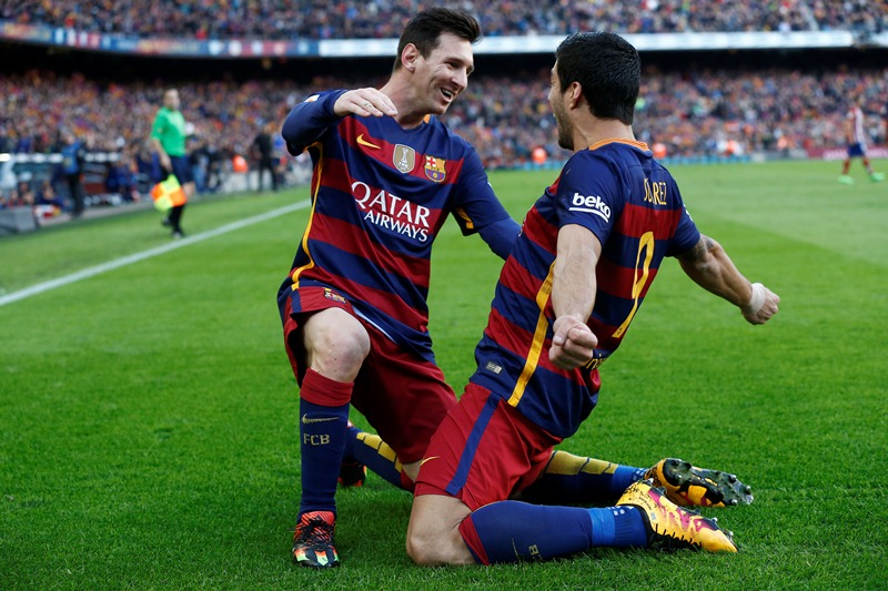 Messi y Suárez colocaron como único líder de La Liga al Barcelona. (Foto Prensa Libre: AFP)