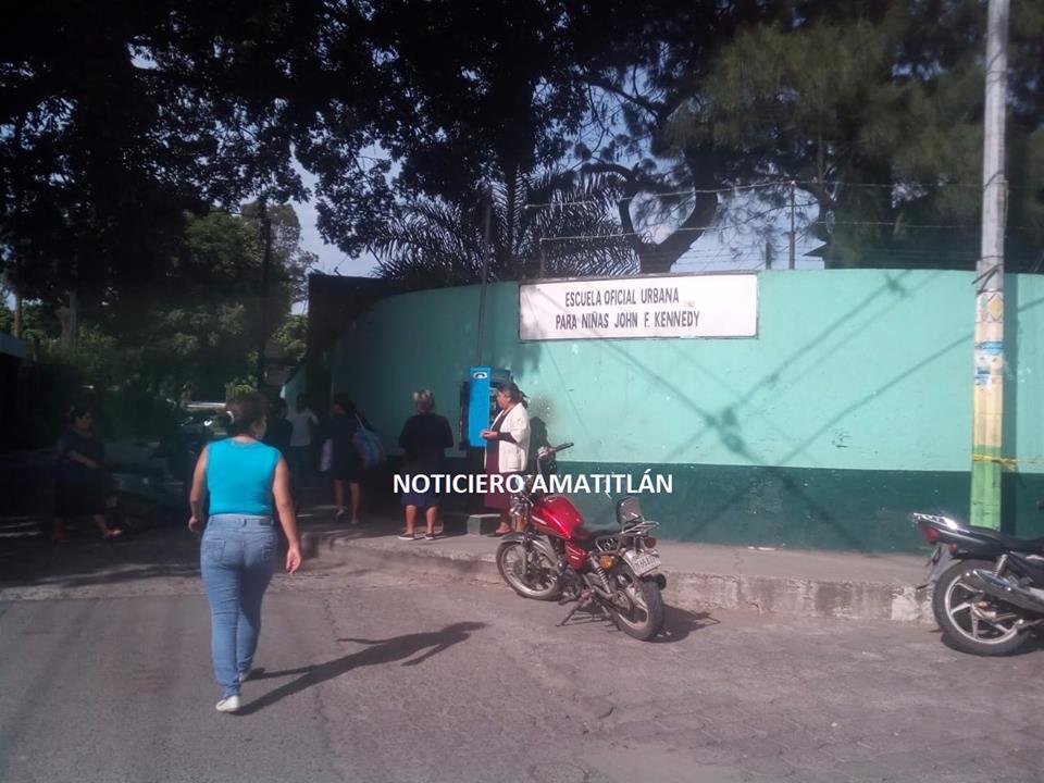 Ingreso de la Escuela Urbana para Niñas John F. Kennedy, donde ocurrió el ataque.  (Foto Prensa Libre: Tomadas de Noticiero Amatitlán)