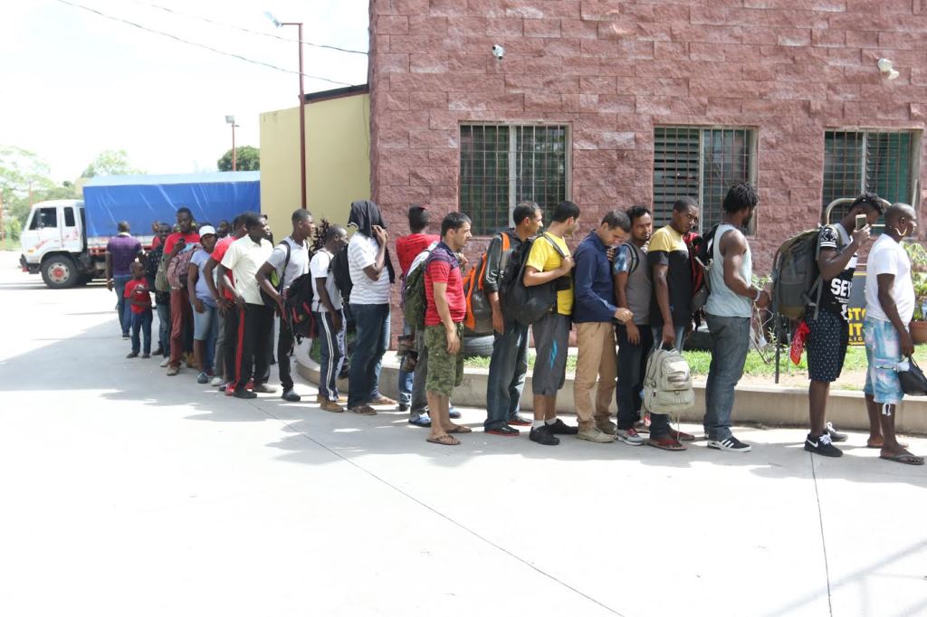 Algunos de los extranjeros localizados en un hotel en Esquipulas. (Foto Prensa Libre: Edwin Paxtor).