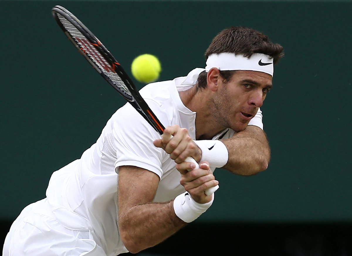 Juan Martín del Potro devuelve la pelota a Stan Wawrinka. (Foto Prensa Libre: AFP)