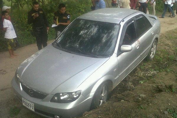 Vehículo donde yace la víctima. (Foto Prensa Libre: Erick de la Cruz)