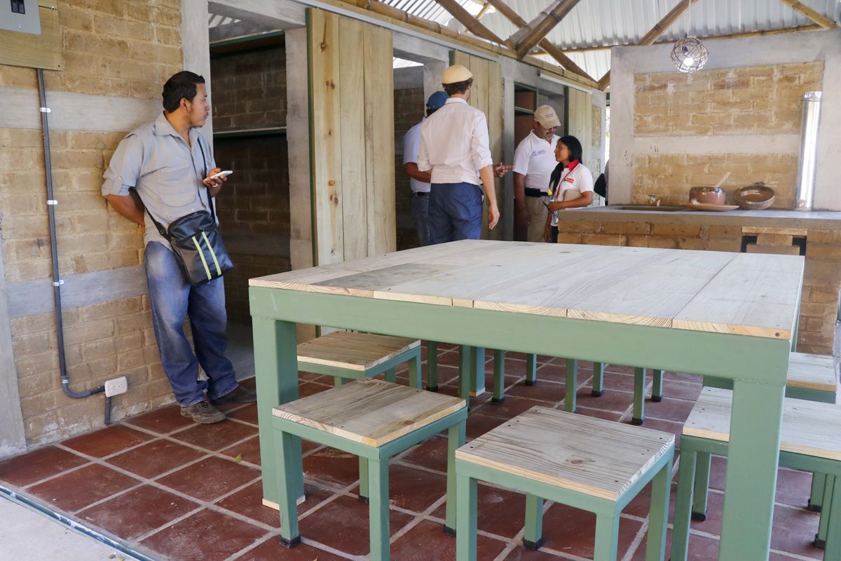 Trabajos en el interior de la casa que servirá de modelo. (Foto Prensa Libre: Rolando Miranda).