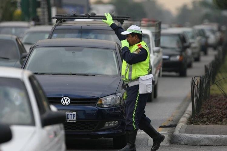 Un agente de la PMT regula el tránsito en una calle de la capital. (Foto Hemeroteca PL)