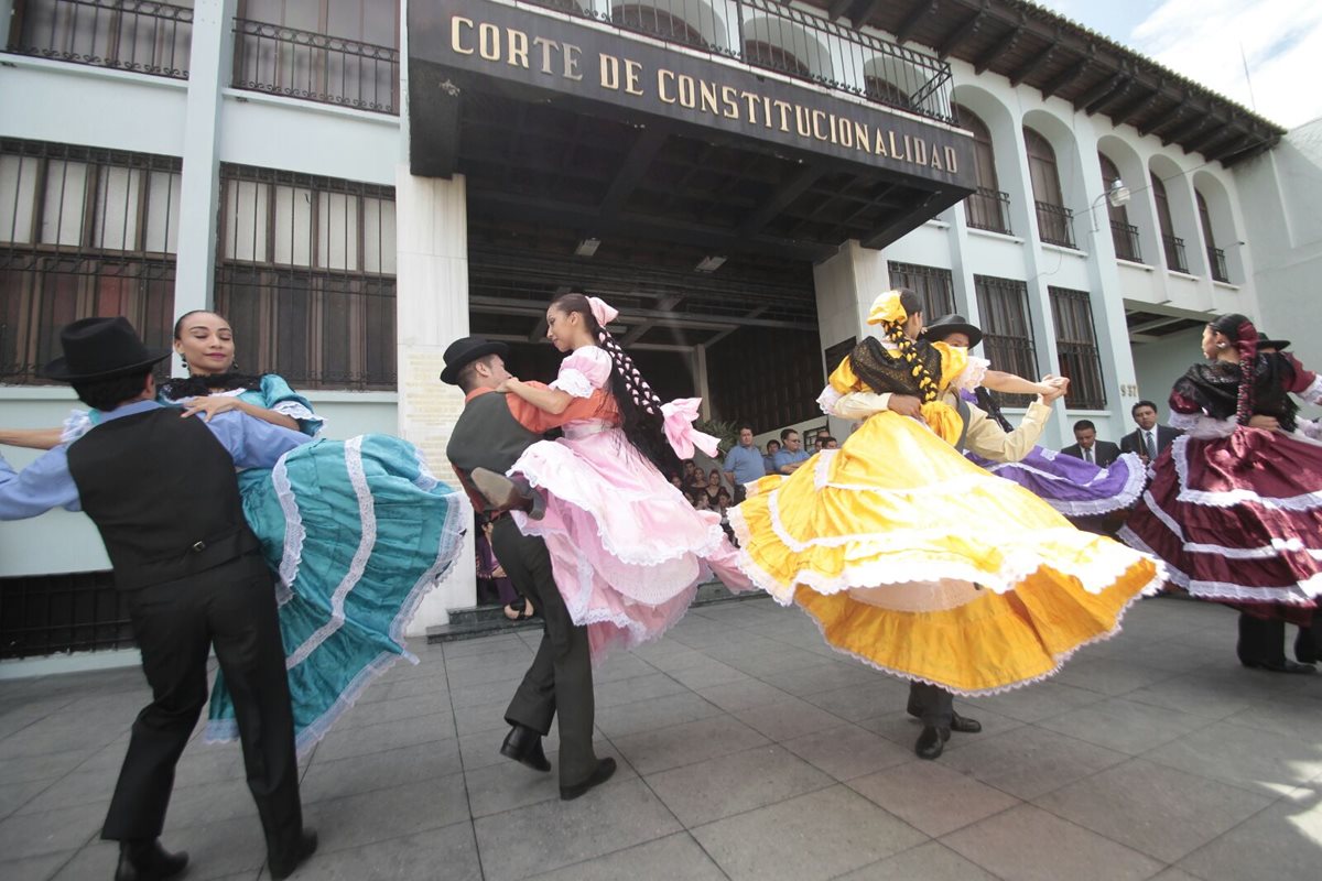 Frente a la Corte de Constitucionalidad están reunidos los artistas. (Foto Prensa Libre: Erick Ávila)