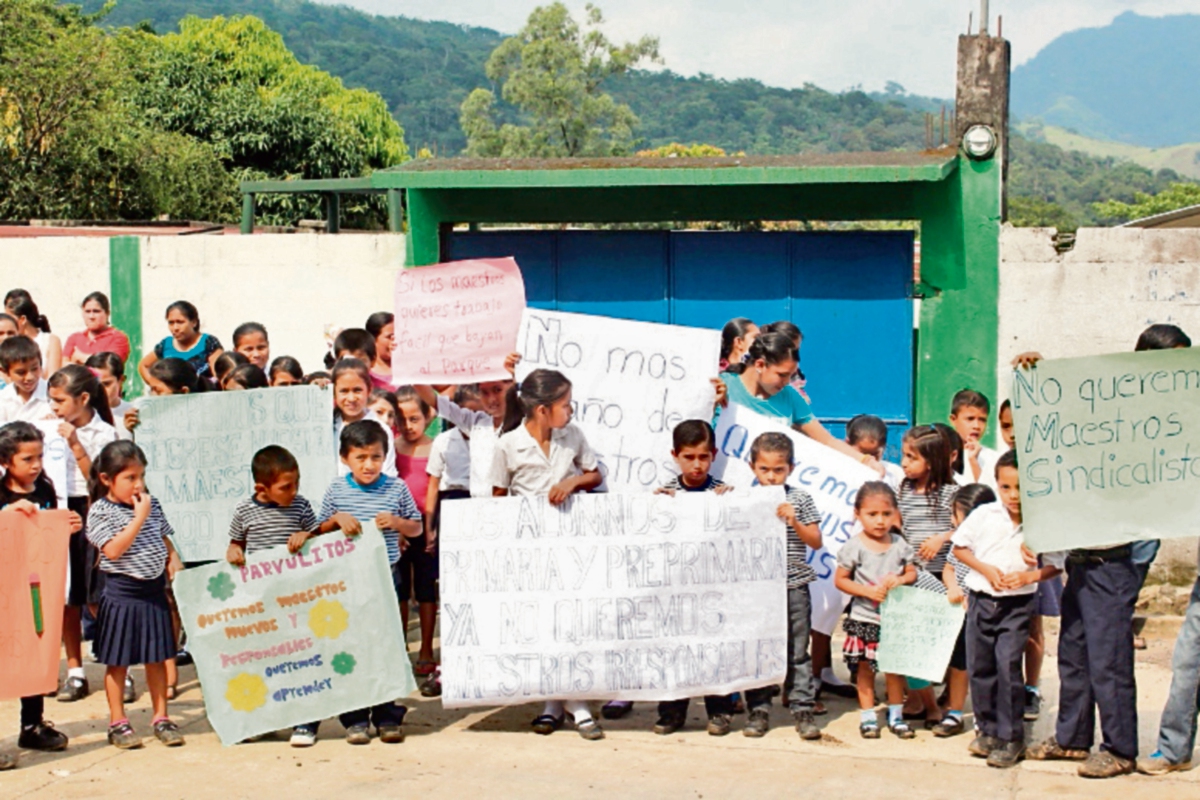 Estudiantes y padres de familia se manifiestan frente a escuela porque los maestros no dan clases.