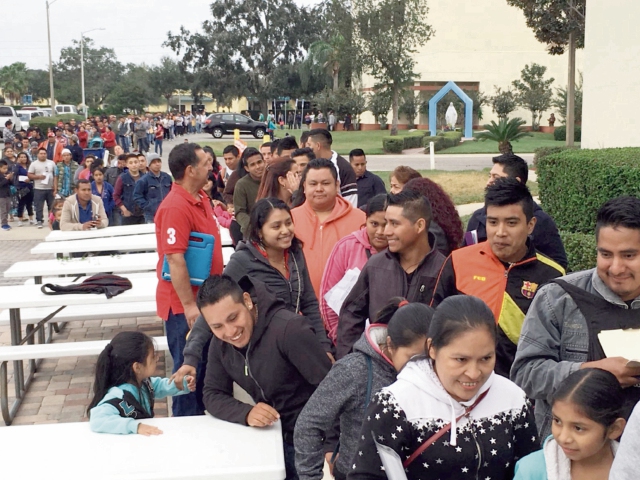 Masiva afluencia a consulado móvil instalado en Orlando, Florida. Similar aumento se ha registrado en otras oficinas consulares. (Foto Prensa Libre: MRE)