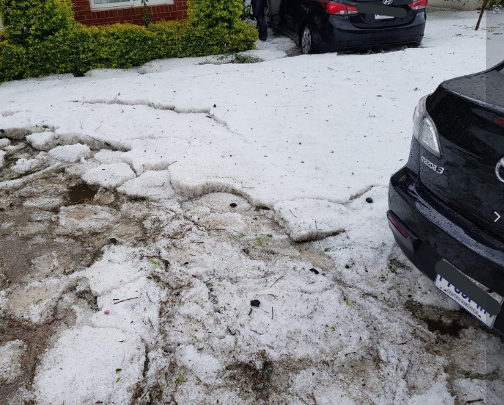 Imagen compartida por el usuario @Josuehpappa muestra la acumulación de granizo en Villa Nueva.