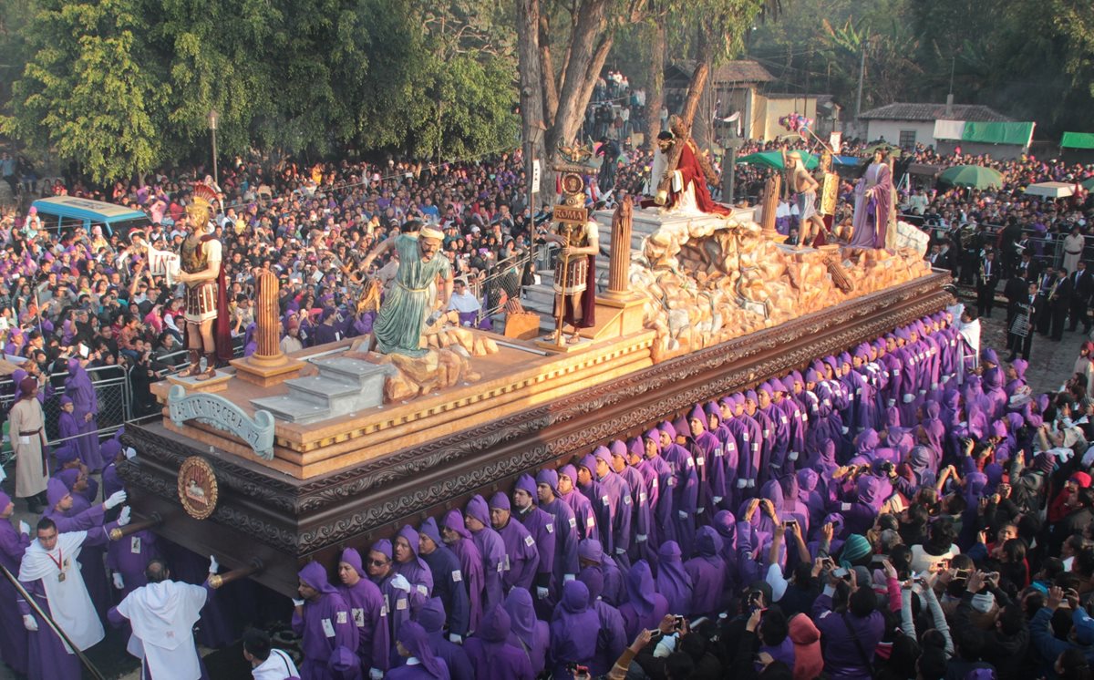 La Semana Santa atrae miles de visitantes, tanto nacionales como extranjeros, a Antigua Guatemala. (Foto, Prensa Libre: Hemeroteca PL).