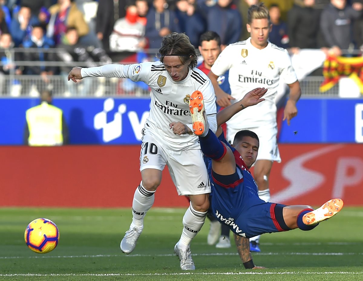 Luka Modric en una acción del partido en la visita del Real Madrid al  Huesca. (Foto Prensa Libre: AFP)