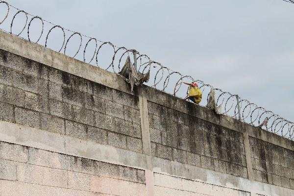 Algunas Bolsas que personas lanzan hacia el interior del penal   quedan  trabadas  en el alambre  del  muro perimetral.
