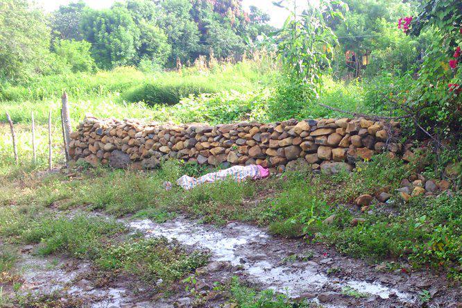 En la aldea Pipiltepeque Arriba, Jutiapa, el cadáver de una de las víctimas es resguardado por la PNC. (Foto Prensa Libre: Óscar González)