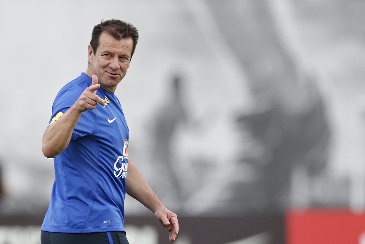 Dunga no hace de menos a la Selección de Argentina y sabe que las bajas de Messi, Tévez y Agüeron no afectarán su desempeño. (Foto Prensa Libre: AP)