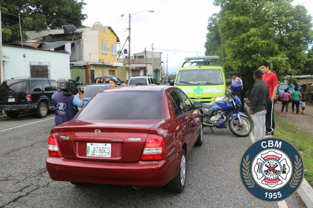 Ataque armado en la calzada Atanasio Tzul, zona 12 de la capital, dejó una persona herida. (Foto Prensa Libre: Bomberos Municipales)