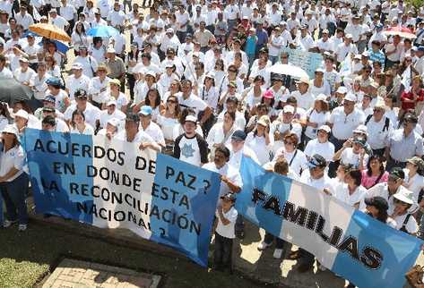 Familiares, amigos y militares se manifestaron ayer en la Avenida de La Reforma para exigir  justicia.