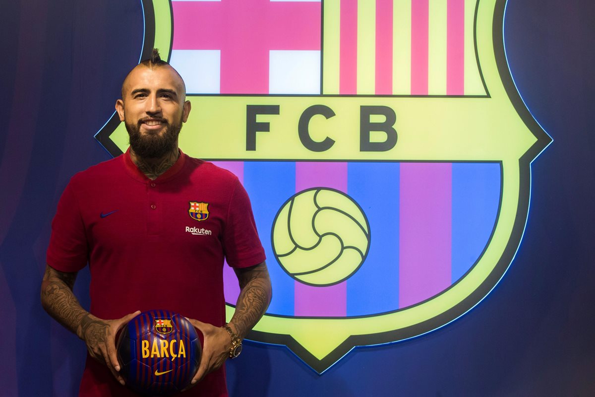 El chileno Arturo Vidal llega así a uno de sus equipos soñados, el FC Barcelona. (Foto Prensa Libre: EFE)