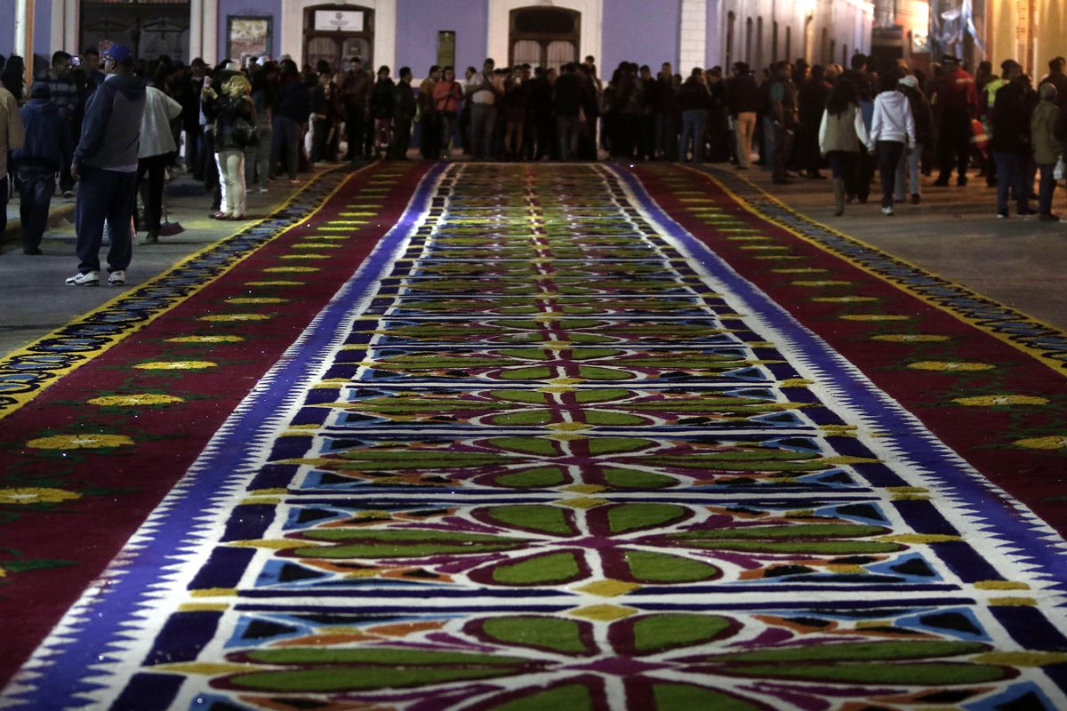 Vista general de los tapetes elaborados por artesanos mexicanos en honor a la Virgen de la Caridad. (Foto Prensa Libre: EFE).