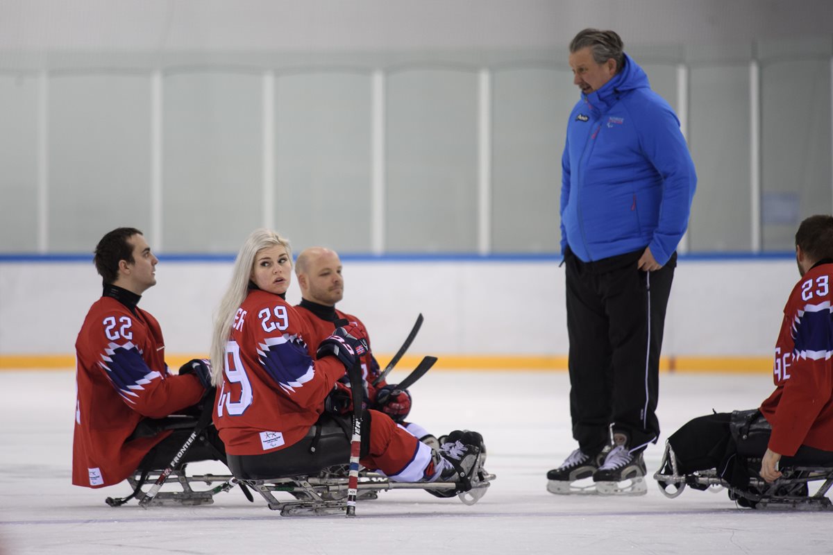 Schroeder recibe instrucciones de su entrenador. (Foto Prensa Libre: AFP)