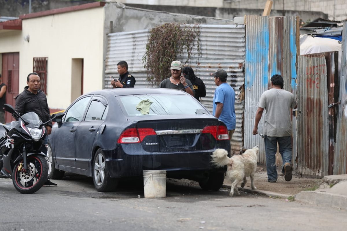 Dos trabajadores de un taller de enderezado y pintura fueron heridos de bala. (Foto Prensa Libre: Óscar Rivas)