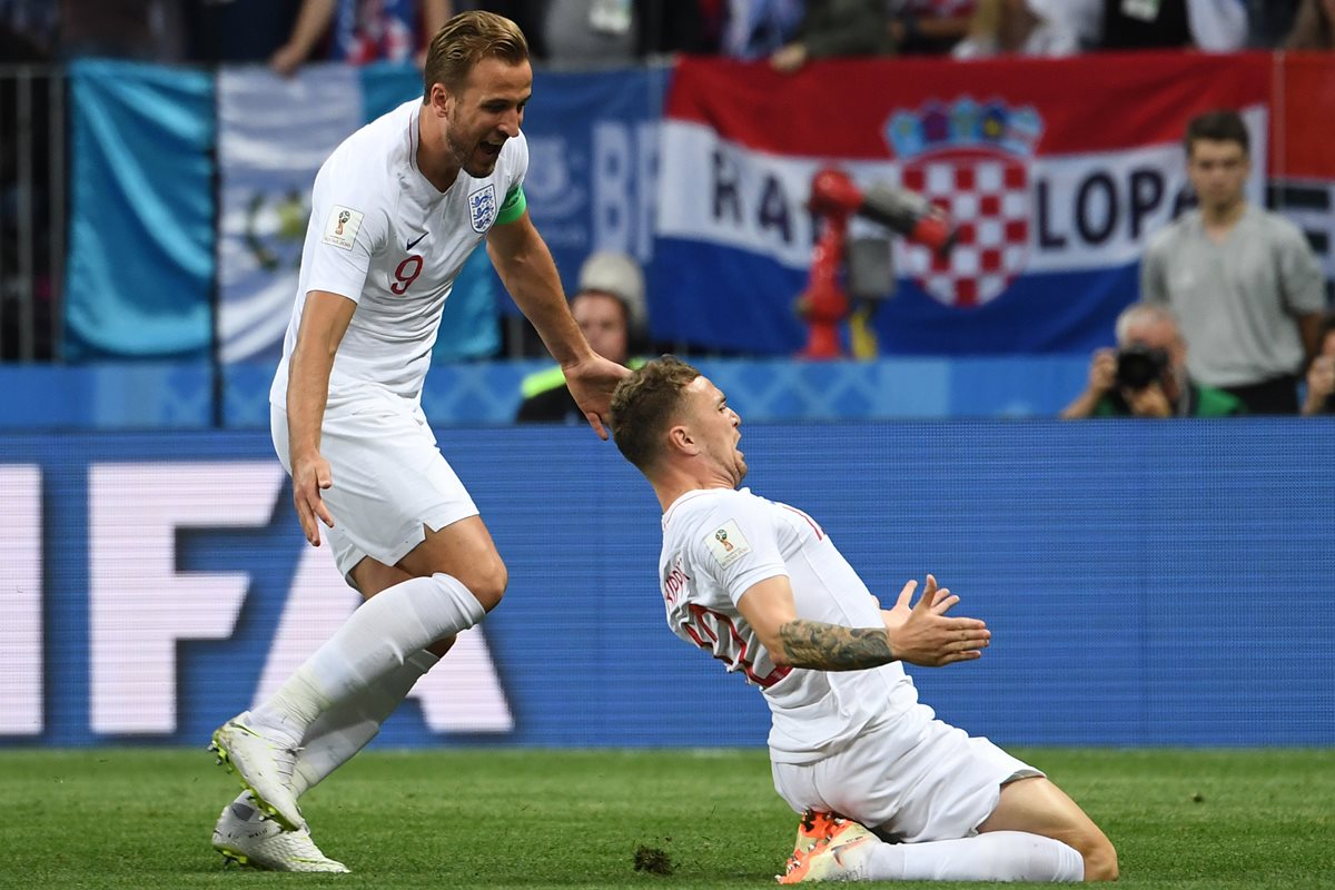 Kieran Trippier celebra el gol inglés junto a Harry Kane.