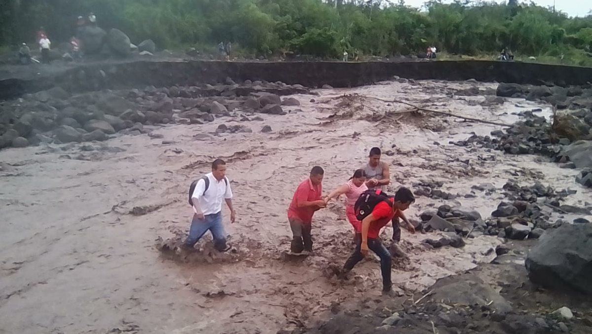 Las personas afectadas intentan pasar por el río Taniluyá.