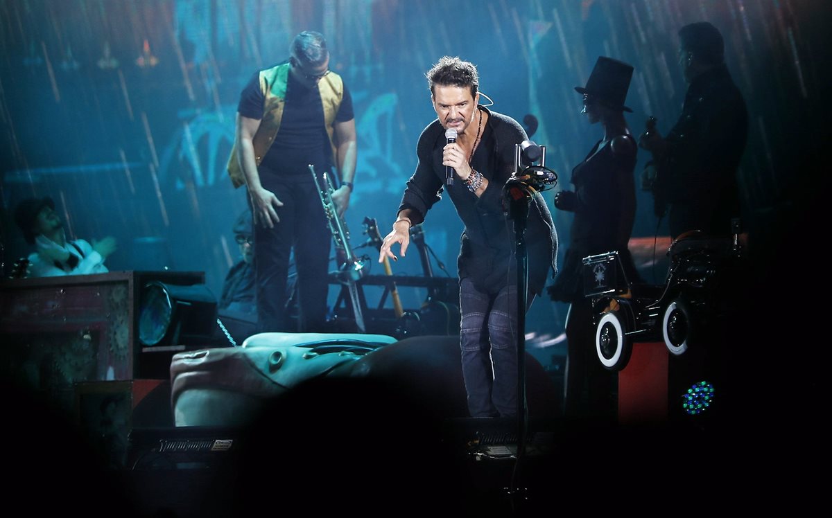 El cantautor guatemalteco Ricardo Arjona encantó a su público el sábado último en el primer concierto del cierre de la gira Circo Soledad. (Foto Prensa Libre: Pablo Juárez Andrino)