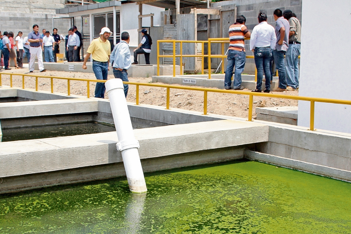 LA FALTA de plantas de procesamiento de aguas servidas causa estragos en el Lago de Amatitlán.