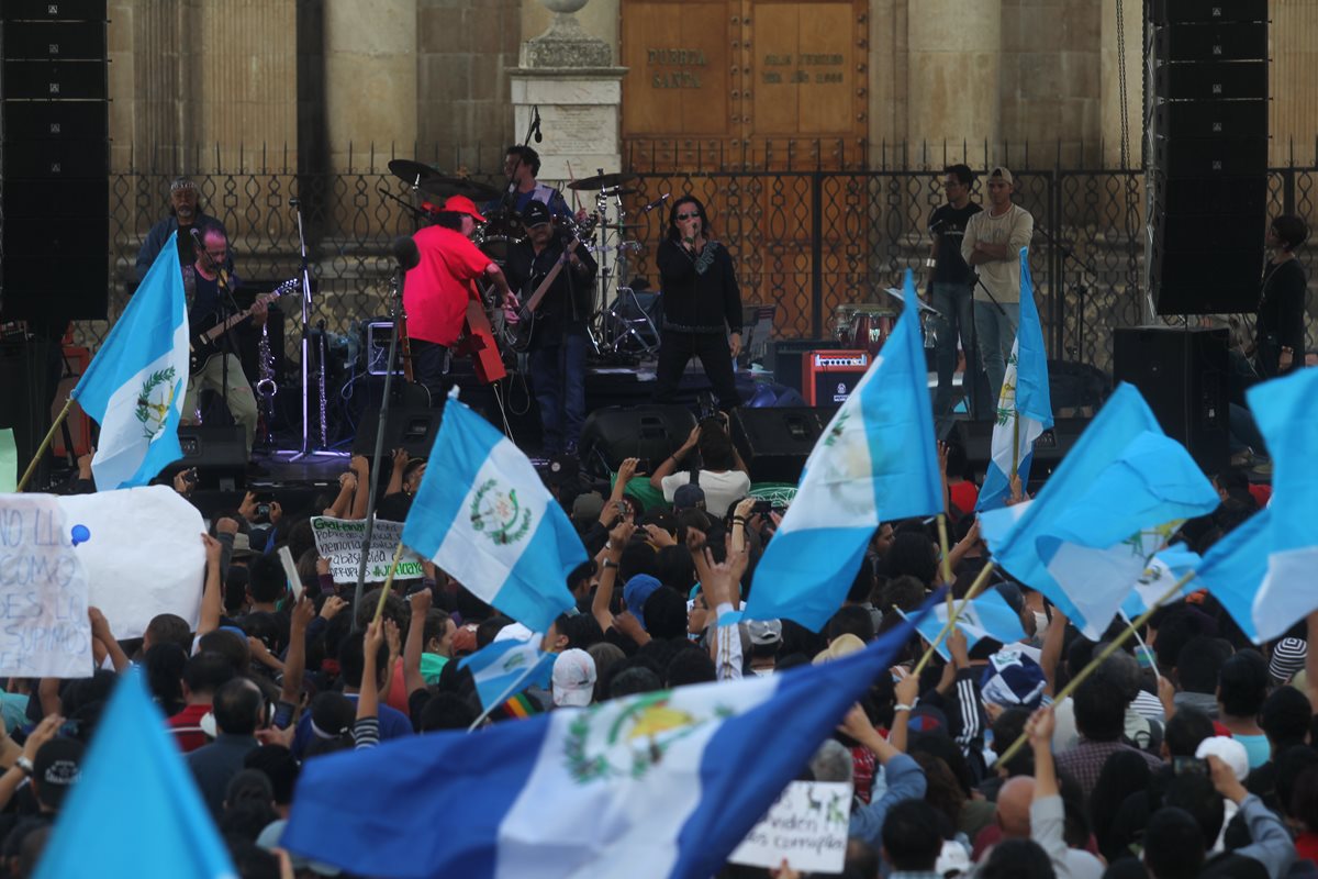 Cientos de personas asisten a la manifestación 18J en el Parque Central del Centro Histórico. El grupo Alux Nahual fue el segundo en amenizar el evento. (Foto Prensa Libre: Edwin Bercián)