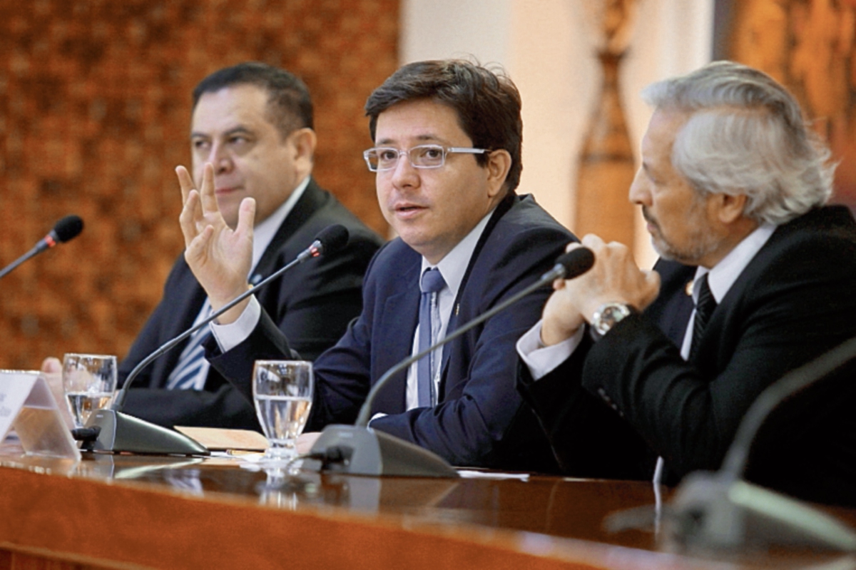 LUIS VELÁSQUEZ (izq.), con Julio H. Estrada y Lionel López, ministro y viceministro de Finanzas.