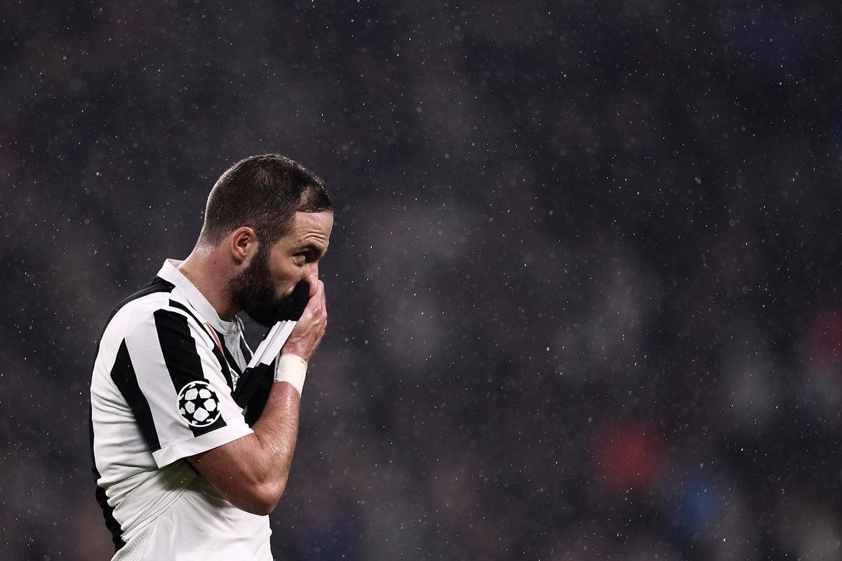 El argentino Gonzalo Higuaín se lamentó por la derrota del cuadro italiano. (Foto Prensa Libre: AFP)