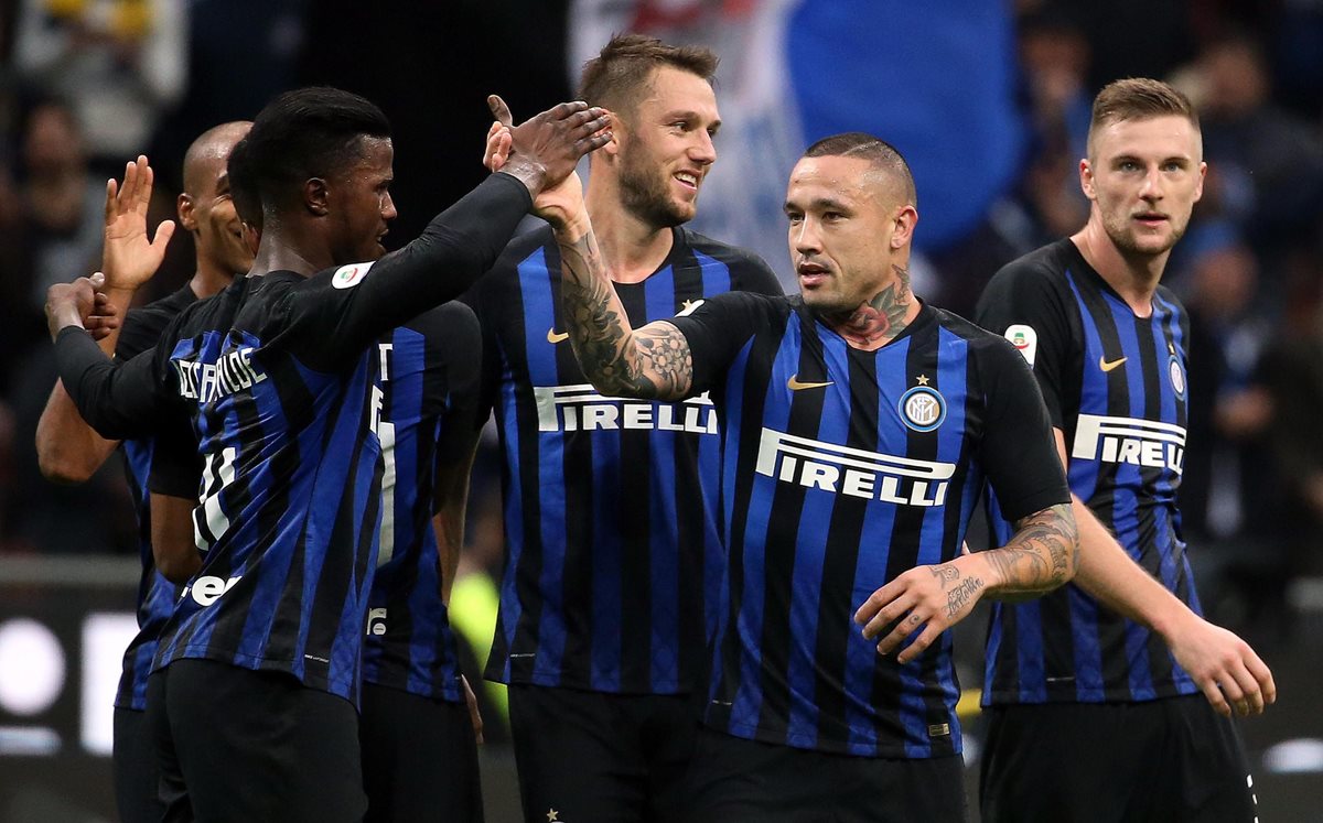 Radja Nainggolan festeja con sus compañeros del Inter de Milán. (Foto Prensa Libre: EFE)