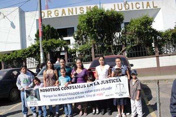 Familiares de Erick Geovany Rivera Pérez, quien fue muerto a balazos el 13 de noviembre del año pasado, claman justicia. (Foto Prensa Libre: Víctor Chamalé)