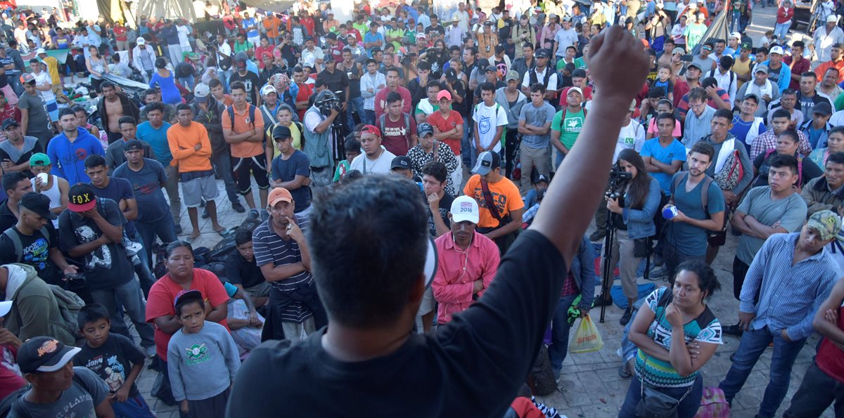 Migrantes hodureños se concentran durante un periodo de descanso en Huixtla, en el estado de Chiapas, México. (Foto Prensa Libre: EFE)