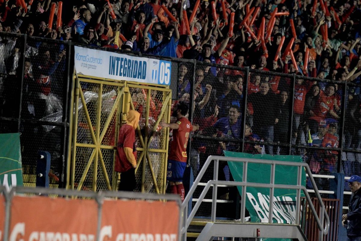 Carlos Kamiani festeja con la afición el primer gol.