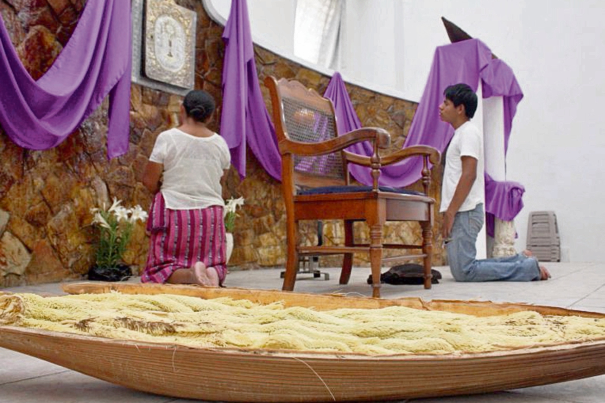 la flor de corozo aromatiza templos, altares de viviendas, andas y alfombras.