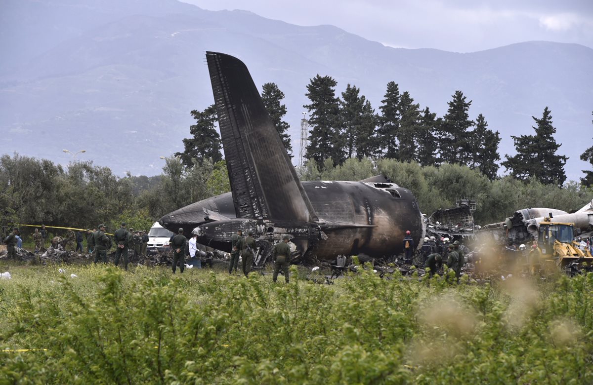 Varios socorristas cerca de los restos de un avión del ejército argelino que se estrelló cerca de la base aérea Boufarik desde donde despegó. (Foto Prensa Libre:AFP).