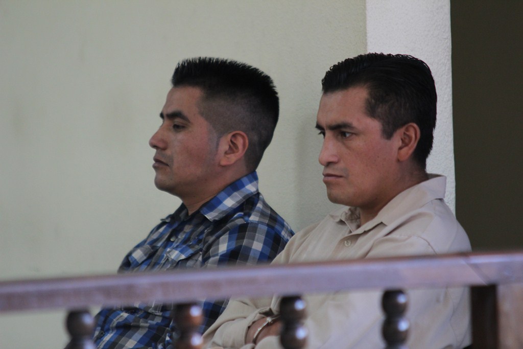 Los dos sentenciados en Huehuetenango por robo agravado y atentado contra los servicios de telecomunicaciones. (Foto Prensa Libre: Mike Castillo).