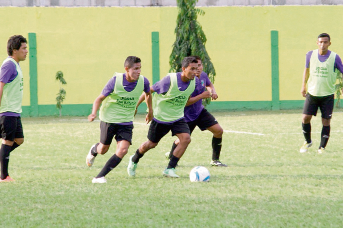 Jugadores de Guastatoya realizan una práctica en el estadio David Cordón Hichos, donde hoy reciben al líder Xelajú.(Foto Prensa Libre: Hugo Oliva Rossill)