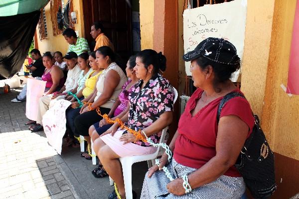 Extrabajadores se ataron de pies y manos frente al edificio de  la comuna.