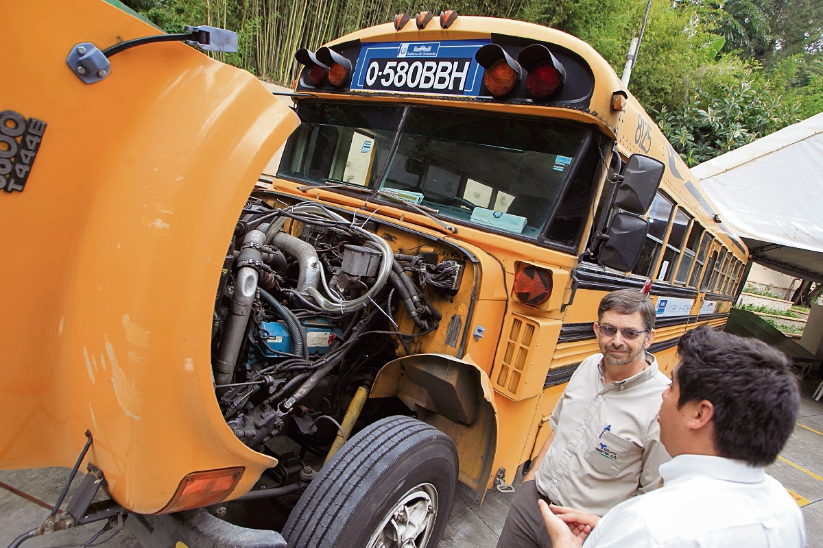 Para la instalación del sistema es necesario abrir un agujero en el motor, donde se hace la combustión, y se colocan mangueras para inyectar hidrógeno. (Foto Prensa Libre:Edwin Bercián)