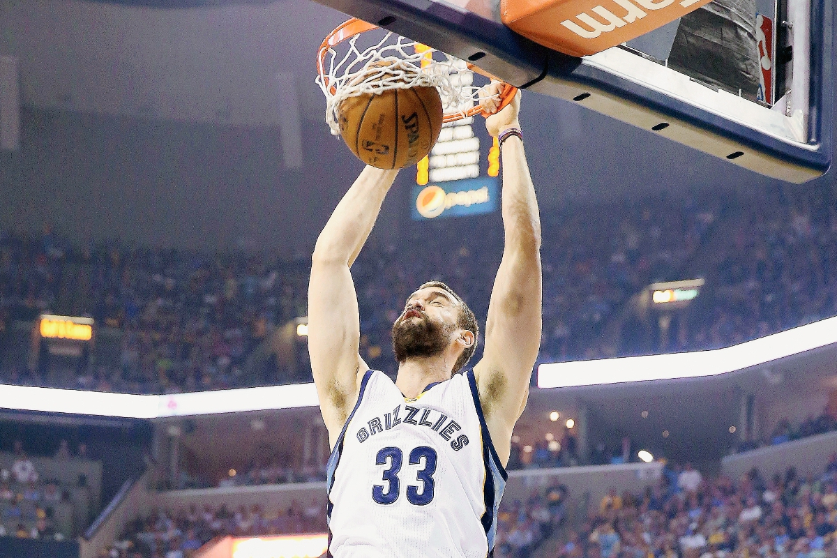 Marc Gasol, en acción durante el partido ante Golden State Warrios. (Foto Prensa Libre: AFP).