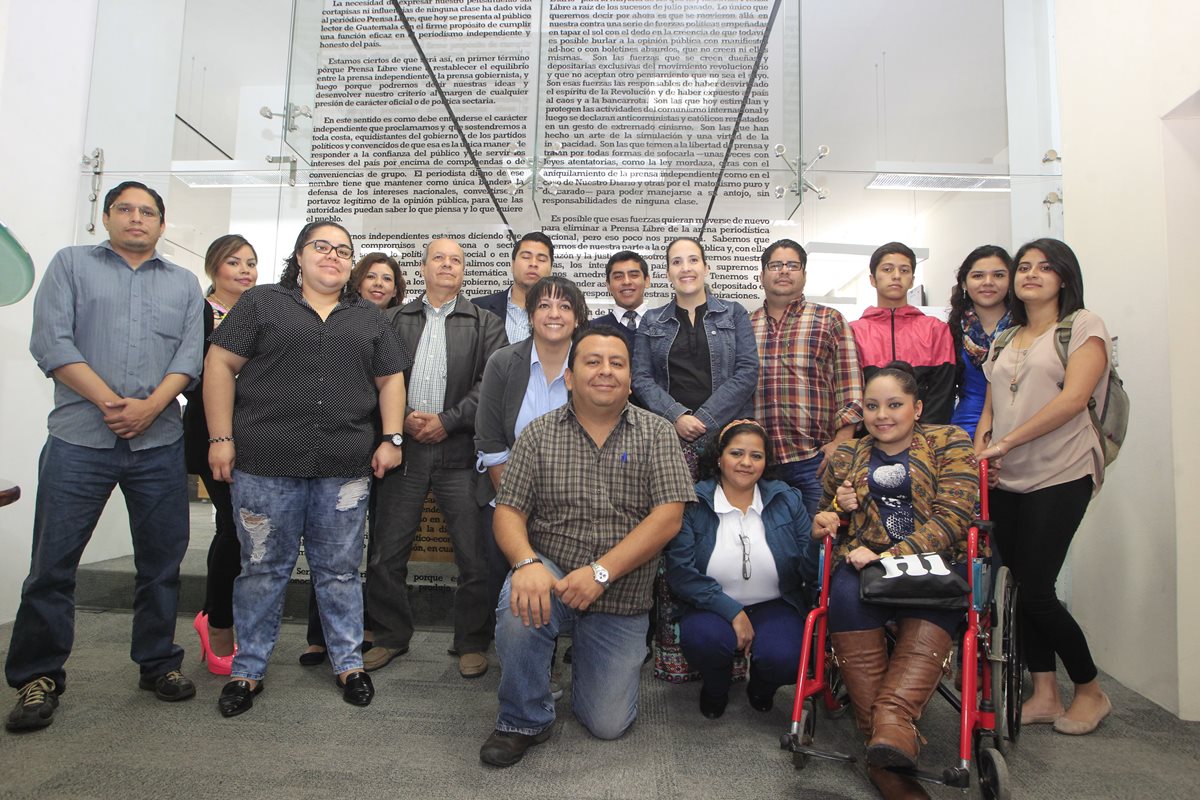 Ellos son dieciséis de los 21 voluntarios que participaron en la campaña. (Foto Prensa Libre: Edwin Bercián)