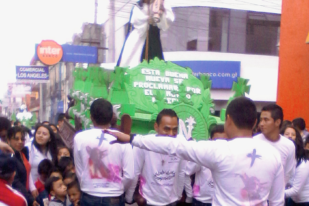 Menores llevan anda con la imagen de Jesús Nazareno, en San Pedro Sacatepéquez, San Marcos. (Foto Prensa Libre: Genner Guzmán)