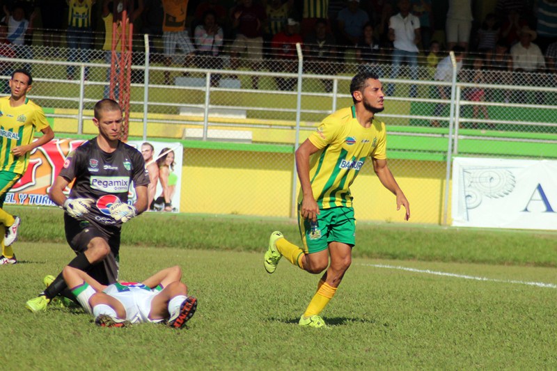 Guerra celebra el gol de la victoria del conjunto local. (Foto Prensa Libre: Hugo Oliva)