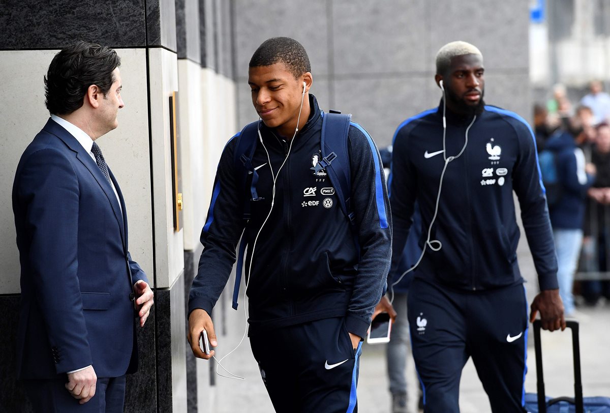 El goleador del Mónaco Kylian Mbappé está acostumbrado a jugar con otro delantero, como hace el equipo francés con Antoine Griezmann como inamovible referencia. (Foto Prensa Libre: AFP)