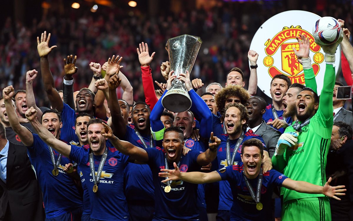 El Manchester United levanta el trofeo en final de la Liga Europa de la UEFA al ganarle al Ajax. (Foto Prensa Libre: EFE)